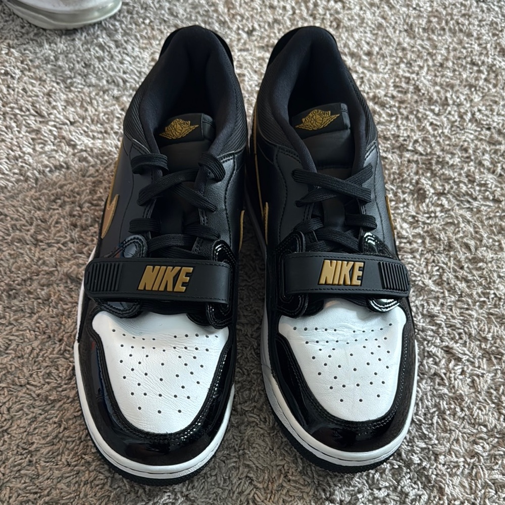 Nike Men's Black and Gold Sneakers